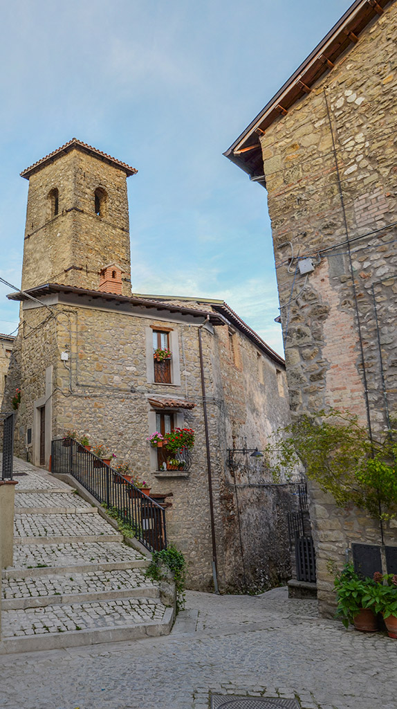  palazzo strorico con torre campanaria