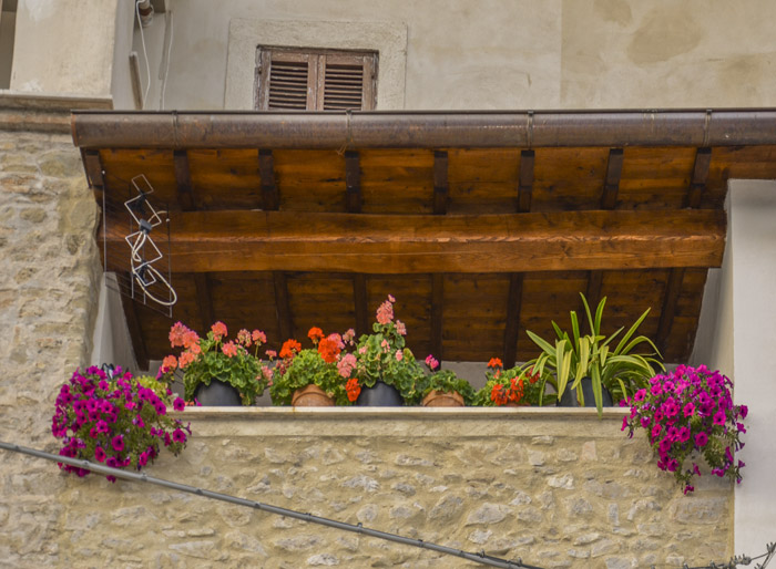 Balcone ornato di di fiori