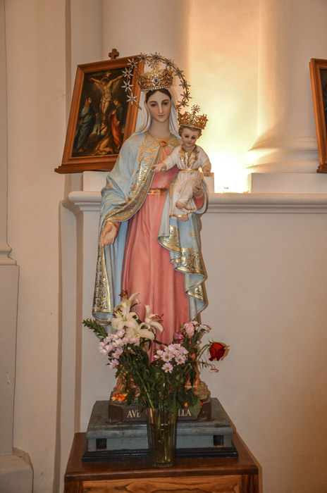 Statua della madonna incoronata con bambino