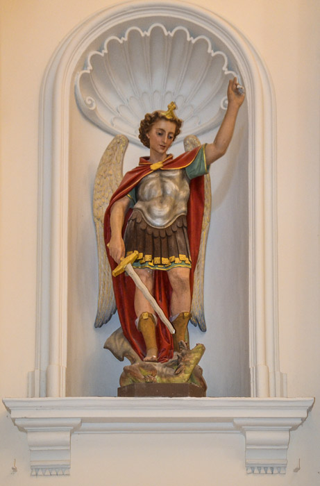 Statua di san michele arcangelo