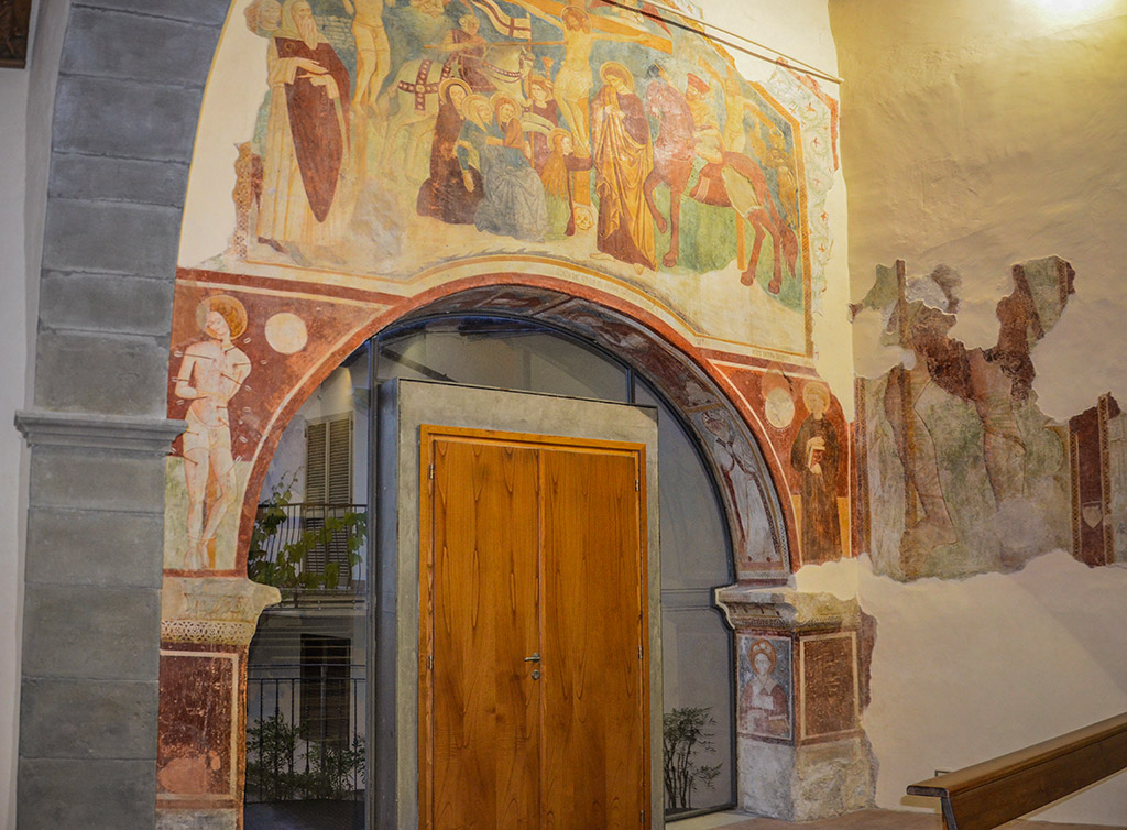 Porta interna e affresco della crocifissione