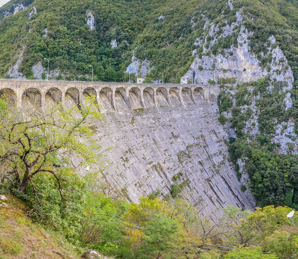 Veduta laterale della diga