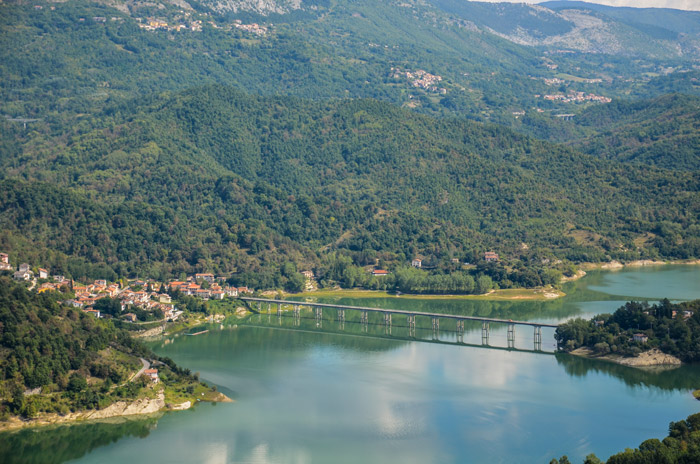 Vista del lago con ponte