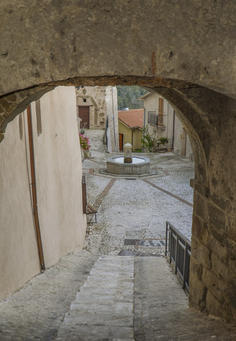 Scorcio della fontana ottagonale dall arco