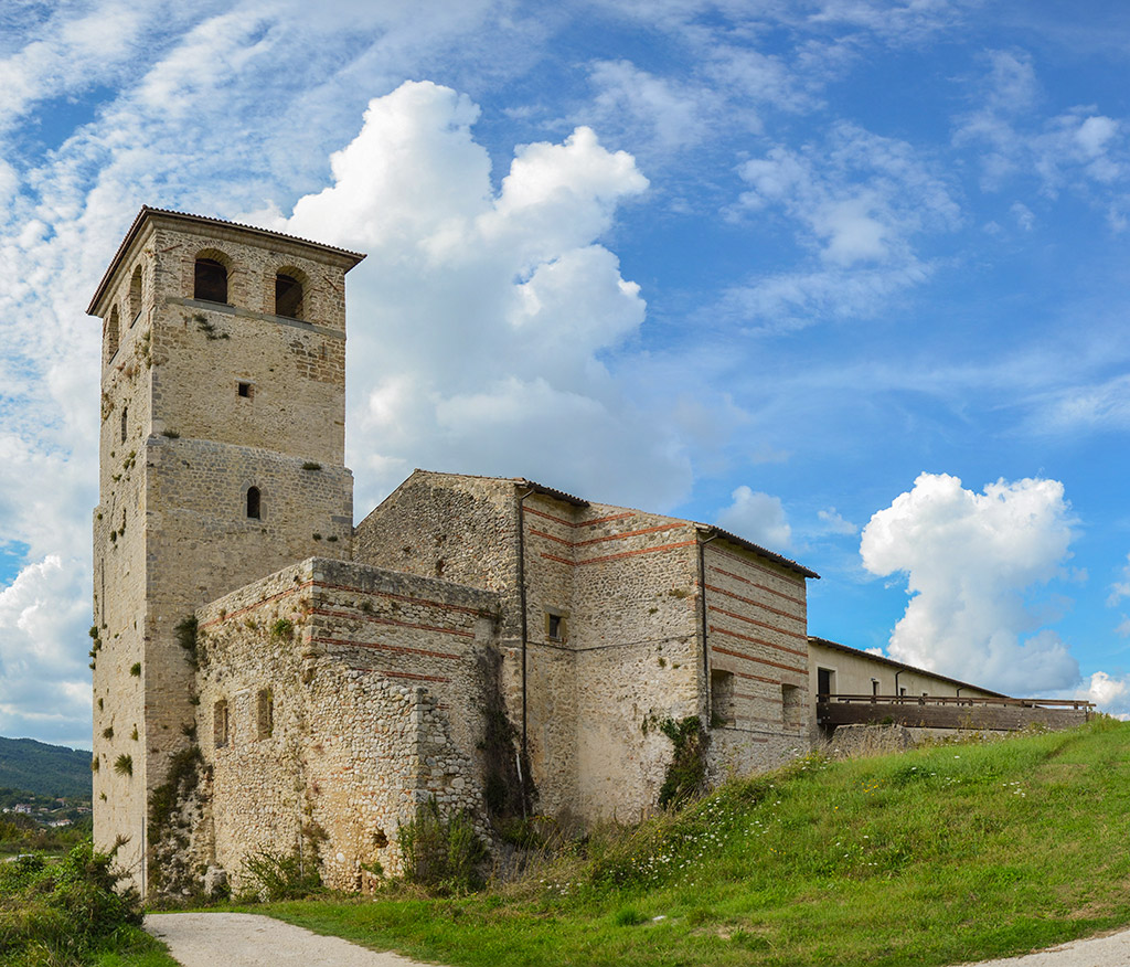 Esterno con torre campanaria