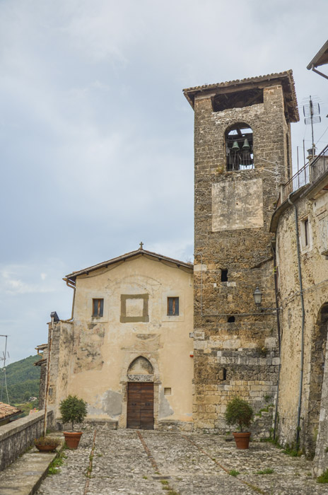 Facciata con torre campanaria